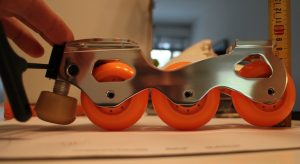 Taitorullaluistimen kärkipiikit kärkihyppyihin. Ei ole jarrukumi.