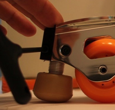 Taitorullaluistimen kärkipiikit kärkihyppyihin. Ei ole jarrukumi. Taitorullaluistimen kärkipiikit kärkihyppyihin. Ei ole jarrukumi.