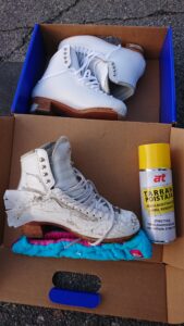 Taitoluistimien puhdistus. Suojateippien liiman poisto.