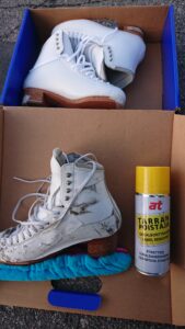 Taitoluistimien puhdistus. Suojateippien liiman poisto.