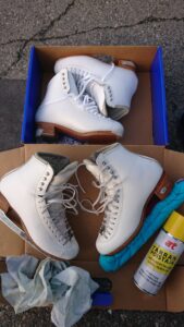 Taitoluistimien puhdistus. Suojateippien liiman poisto.